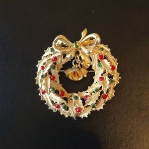 Art Rhinestone Gold Tone Christmas Wreath Brooch